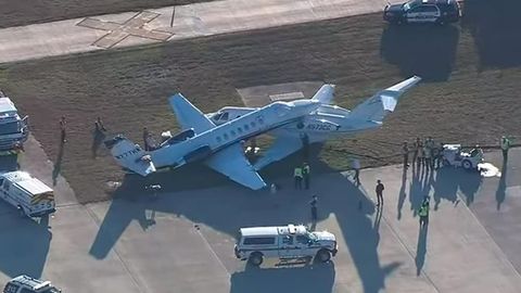 Texasda ikki xususiy samolyot to‘qnashdi (video)