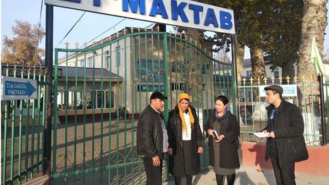 Видео: Фарғонада дарсга кеч қолган ўқувчилар мактабга киритилмаётгани ҳақидаги видеони тарқатган фуқаро узр сўради