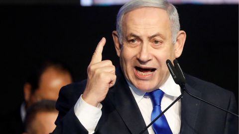 Netanyaxuga nisbatan uchta jinoiy ish bo‘yicha ayblov e’lon qilingan. Uning o‘zi ushbu harakatni siyosiy fitna deb atadi