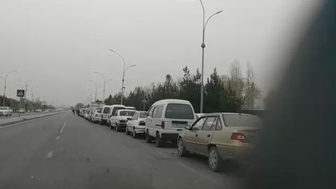 Farg‘onada avtomobillarga gaz quyish shoxobchasida 2 kilometrga cho‘zilgan navbat yuzaga keldi (video)