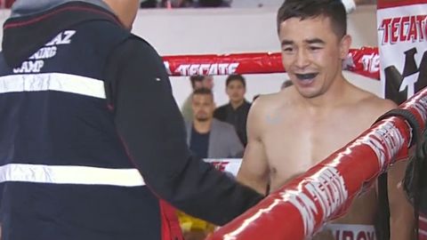 Hasanboy Do‘smatov professional boksdagi faoliyatini nokaut bilan boshladi (video)