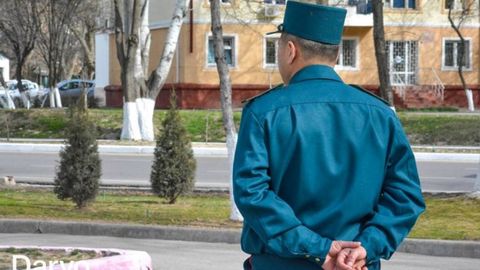 Qashqadaryoda fuqaroga “soqoltoy” deb murojaat qilgan serjant lavozimidan chetlashtirildi