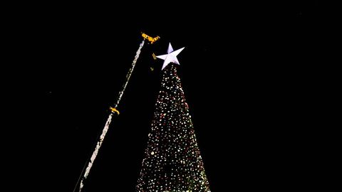 Toshkentda 36 metrli Yangi yil archasi bezatilmoqda (video)