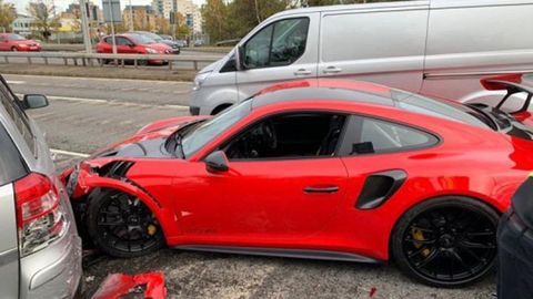 Uelsda mijoz sinov chog‘i 264 ming dollar baholangan Porsche 911 avtomobilini pachoq qildi