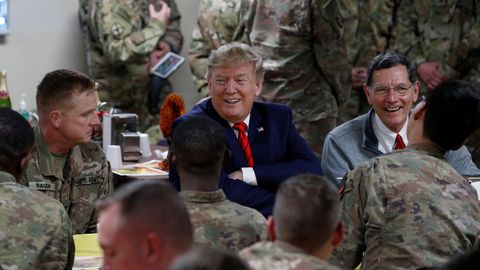 Трамп кутилмаганда рафиқаси билан Афғонистонга келди