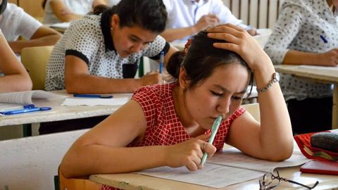 Ўзбекистонда мактаб ўқувчиларини давлат имтиҳонидан озод қилиш ҳуқуқини берадиган касалликлар рўйхати кенгайтирилди