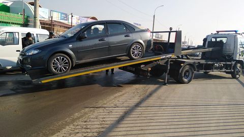 «Ипподром» ва «Абу сахий» атрофидаги йўлларга нотўғри қўйилган автомобилларни эвакуатор олиб кетишни бошлади