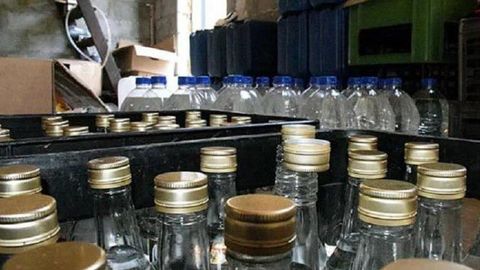 Самарқандда қўлбола усулда алкогол маҳсулотлари ишлаб чиқарувчи яширин цех борлиги аниқланди