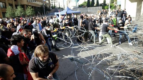 Livanda namoyishchilar parlament binosiga olib boruvchi yo‘llarni yopib qo‘ydi (video)