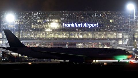 Германиянинг Франкфурт аэропортида икки йўловчи самолёти тўқнашди