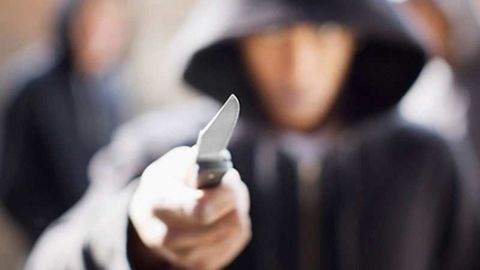 Бекободда уч ўсмир тамаддихонадаги икки кишини пичоқлади