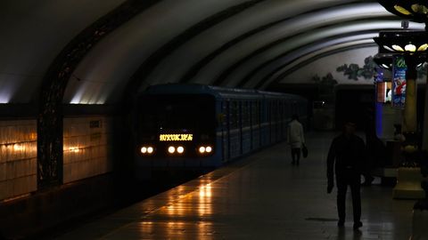 Тошкент метросидаги учта бекатда чироқлар ўчиб қолди