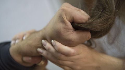 Rossiyada o‘zbekistonlik erkak begona ayolni ko‘chaning o‘rtasida kaltaklab, zo‘rladi