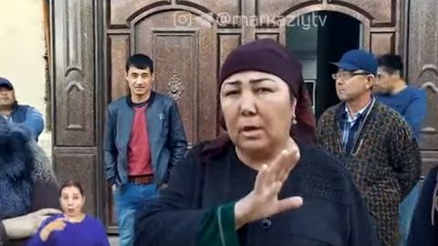 Uyi “snos”ga tushgan samarqandlik ayol: “Hokimga ham, uch bolamga ham o‘t qo‘yib yuboraman” (video)