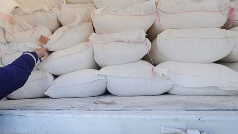 Samarqandda hujjatsiz tadbirkorlik qilgan fuqaroning 178 million so‘mlik 1083 qop uni olib qo‘yildi