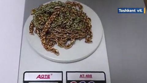 Nabirasining tagligiga 330 mln so‘mlik tilla buyumlarni yashirib, chegaradan o‘tmoqchi bo‘lgan ayol qo‘lga olindi (video)