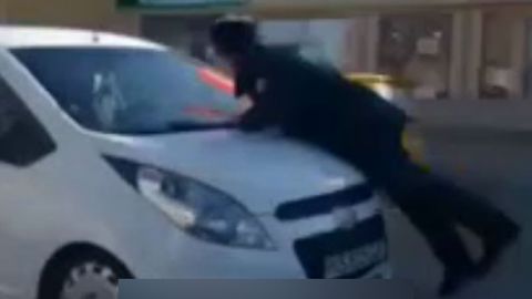 Нукусда Spark ҳайдовчиси ЙПХ ходимини капот устида ярим километр «сайр қилдирди» (видео)