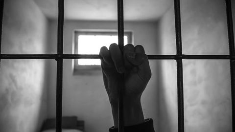 Rossiyada tanishining tarafini olib uning qo‘shnisini o‘ldirgan o‘zbekistonlik erkak 8 yilga qamaldi