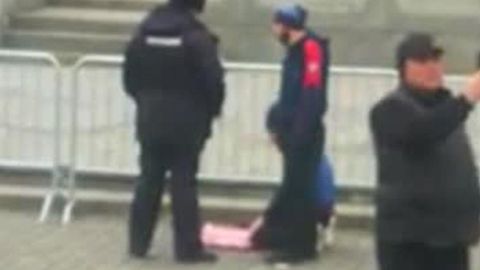 Moskvadagi Qizil maydonda 2 erkak namoz o‘qishga urindi