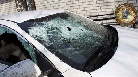 Фарғонада ЙПХ инспектори машинасининг ойнасини синдирган фуқаро 14 суткага қамалди