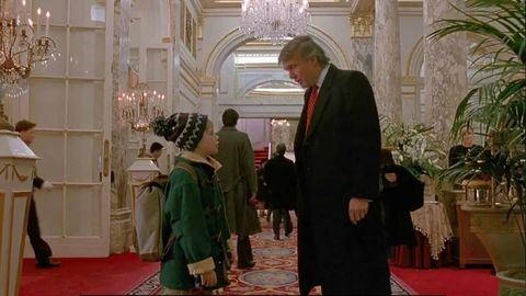 Дональд Трамп ўзининг «Уйда ёлғиз-2» фильмидаги иштирокига изоҳ берди