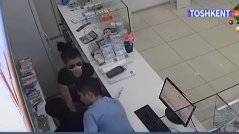Тошкентда номаълум шахс психотроп дори бермагани учун дорихоначига ҳужум қилди (видео)