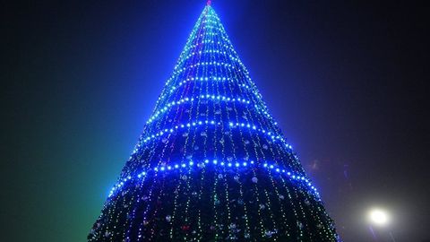 Самарқандда кучли шамол оқибатида байрам арчаси қулади (видео)