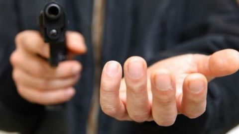 Sankt-Peterburgda 54 yoshli o‘zbekistonlik ayol o‘zi ishlaydigan do‘konga bostirib kirgan bosqinchini quvib yubordi