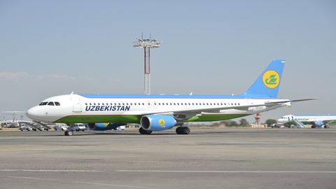 Toshkentdan Namanganga uchayotgan samolyot yo‘lovchilari bilan ertalabdan beri sababsiz ushlab turilgani aytilmoqda