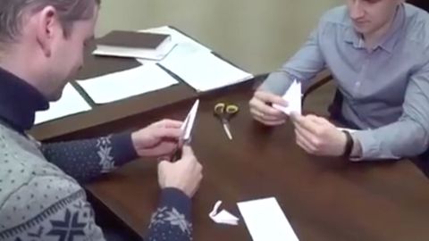 Калининградда полициячилар ҳазиллашиб бошлиқ номидан қор парчаларини ясаш ҳақида буйруқ тарқатди. Жазо тариқасида уларнинг ўзи қор парчаларини ясашга мажбур қилинди (видео)