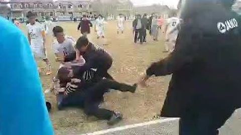 Video: Jizzaxdagi futbol uchrashuvi vaqtida yuz bergan ommaviy mushtlashuv