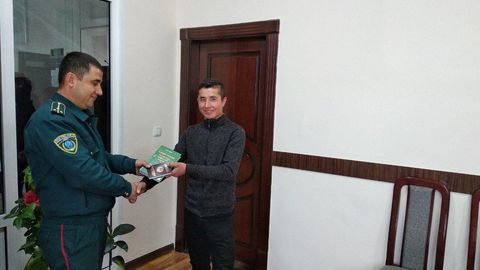 Qashqadaryo hokimi va IIB boshlig‘i 17 yoshli bolaga fuqarolik pasportini olishda ko‘maklashdi