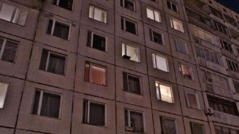 Toshkentlik erkak birga yashayotgan ayolining 4 yoshli qizchasini 4-qavatdan otib yubordi. Qizcha halok bo‘ldi