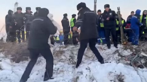 Qozog‘istonda politsiyachi samolyot qulagan joydan qutqarib olgan bolakay haqida ma’lumot berildi (video)