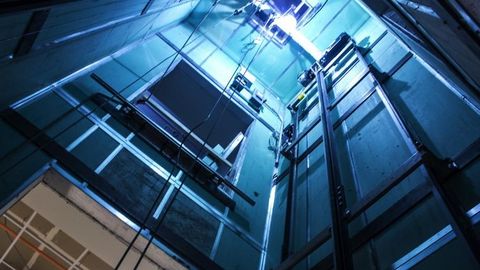 Санкт-Петербургда ўзбекистонлик эркак 8-қаватдан лифт шахтасига тушиб кетиб ҳалок бўлди
