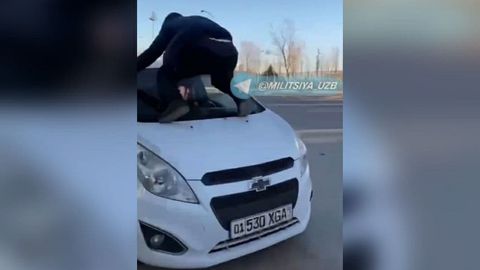 Harakatlanayotgan Spark ustiga chiqib olgan yigit videosi TikTok’ga joylashtirildi. Video ishtirokchilari jarimaga tortildi