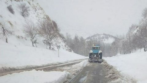 Самарқанд ва Қашқадарёни боғловчи Тахтақорача довони кучли қор ёғгани сабаб ёпилди
