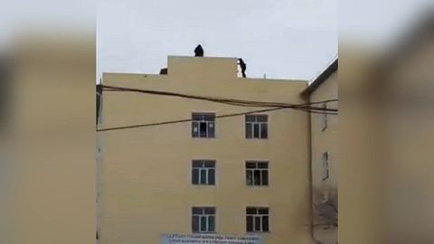 Xorazmda fuqaro o‘zini baland binodan tashlamoqchi bo‘ldi. Holat yuzasidan rasmiy ma’lumot berildi