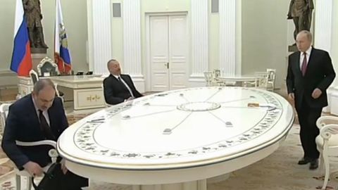 Video: Kremlda uchrashgan Pashinyan va Aliyev qo‘l berib ko‘rishmadi