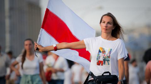 Беларусь Бош прокуратураси мамлакатдаги норозиликларнинг рамзига айланган байроқни экстремистик деб эълон қилмоқчи