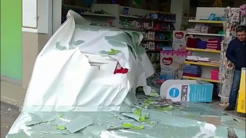 Toshkentdagi Makro supermarketlaridan birining ichiga Lacetti kirib ketdi (video)