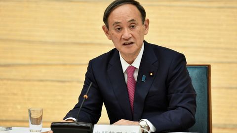 Япония бош вазири карантин вақтида тунги клубларга кирган амалдорлар учун узр сўради