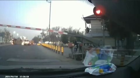 Yunusobodda temiryo‘l svetoforining taqiqlovchi belgisidan o‘tib ketgan Nexia va Lacetti YTHga uchradi