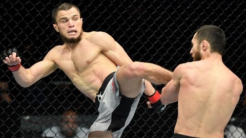 Umar Nurmagomedov UFC’dagi debyut jangida qozog‘istonlik raqibini 2-raunddayoq taslim qildi