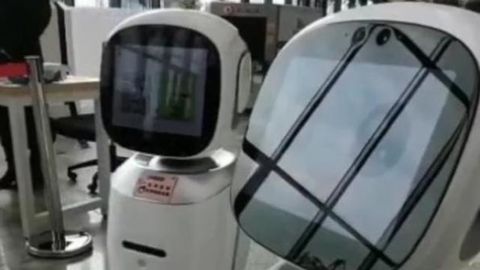 Xitoyda ikkita kutubxonachi-robot bir-biri bilan “urishib” qoldi (video)