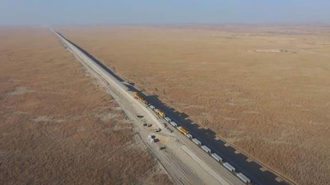 Видео: Хитойнинг Такламакон чўлида қурилаётган темир йўл