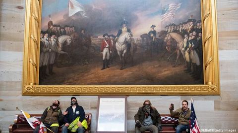 AQShda Kapitoliyga shiddatli hujumdan keyin ichki terrorizm bo‘yicha 25 ta ish qo‘zg‘atildi