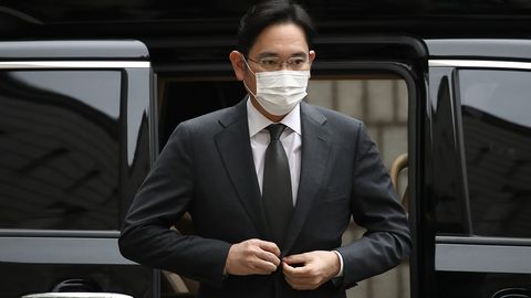 Samsung вице-президентига коррупция иши бўйича ҳукм ўқилди