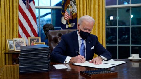Байден Трампнинг иқлим бўйича Париж битими ва ЖССТдан чиқиш тўғрисидаги қарорларини бекор қилди