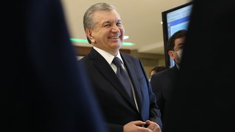 «Қайси тилда гапирсанг ҳам майли, ‘подводить’ қилмасанг бўлди». Шавкат Мирзиёев таклиф билдираётганда русча сўз ишлатиб юборган маҳалла раисига ҳазил қилди